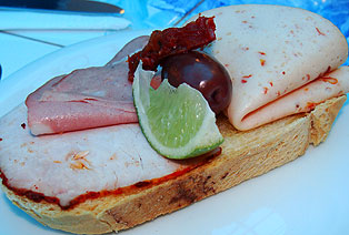 Pão italiano com os frios vendidos no Mercado 153